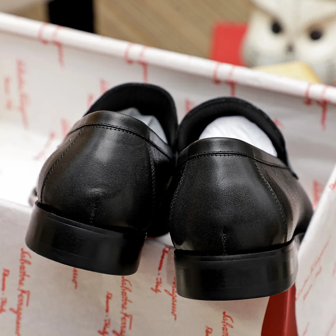 Factory price 460 🔥Ferragamo's new men's casual slip-on shoes🇨🇳Official website original 1:1 mold opening, original quality💯Fine workmanship, high-end luxury☘The upper is made of imported Italian first-layer cowhide🌴Water-dyed🐂Leather lining🍓Rubber wear-resistant and non-slip outsole, breathable and comfortable to wear🍍The first choice for high-grade men, black is optional! Code number 38-44 (45.46. Can be customized)